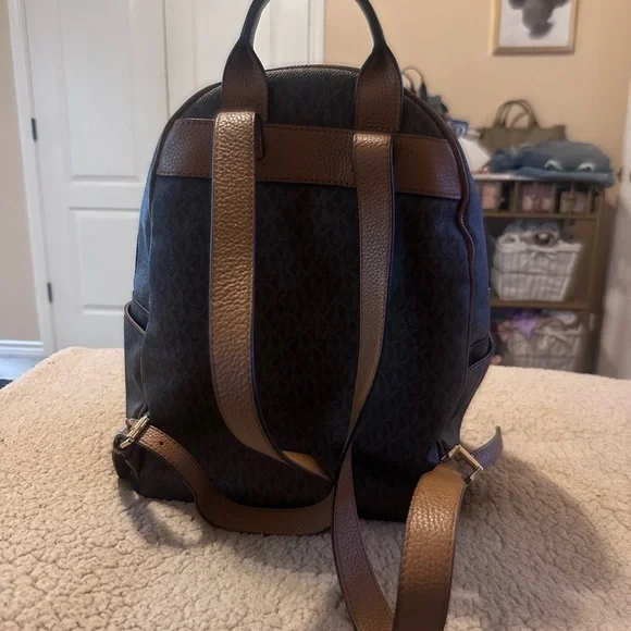 MICHAEL Michael Kors Abbey Medium Signature Backpack - Picture 3 of 4